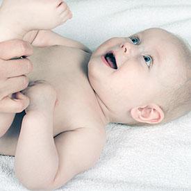 Afhjælp din babys ondt i maven med blid zoneterapi